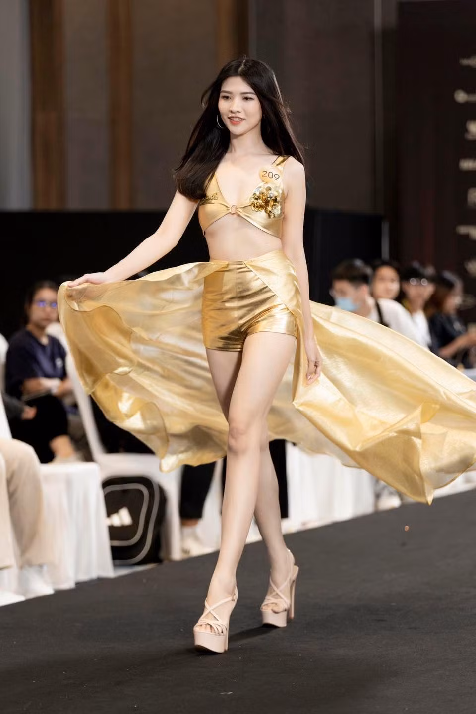 Ngoài Anh Phương, hai thí sinh khác là Lê Tuyết Anh và Trần Phương Quỳnh cũng xin dừng thi với lý do cá nhân.