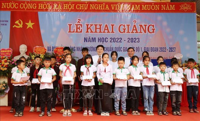 Lãnh đạo tỉnh Hòa Bình trao 20 suất quà cho học sinh nghèo vượt khó của Trường Phổ thông dân tộc bán trú Tiểu học và Trung học cơ sở Thung Nai.