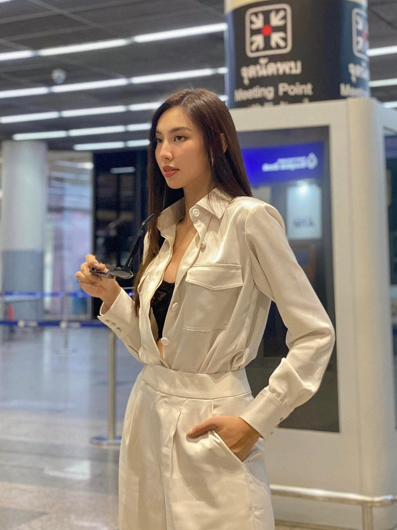 Hoa hậu Thuỳ Tiên diện 'cây trắng' thanh lịch khi bay sang Ấn Độ công tác. Hoa hậu Thuỳ Tiên diện 'cây trắng' thanh lịch khi bay sang Ấn Độ công tác.