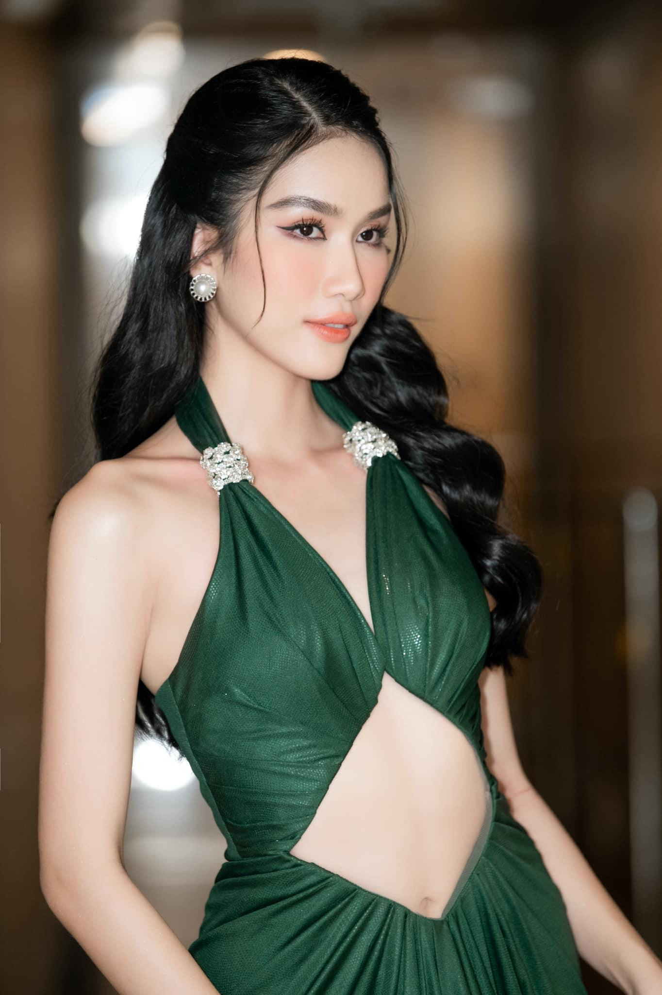 Á hậu Việt Nam 2020 khoe sắc vóc nóng bỏng khiến fans trầm trồ.