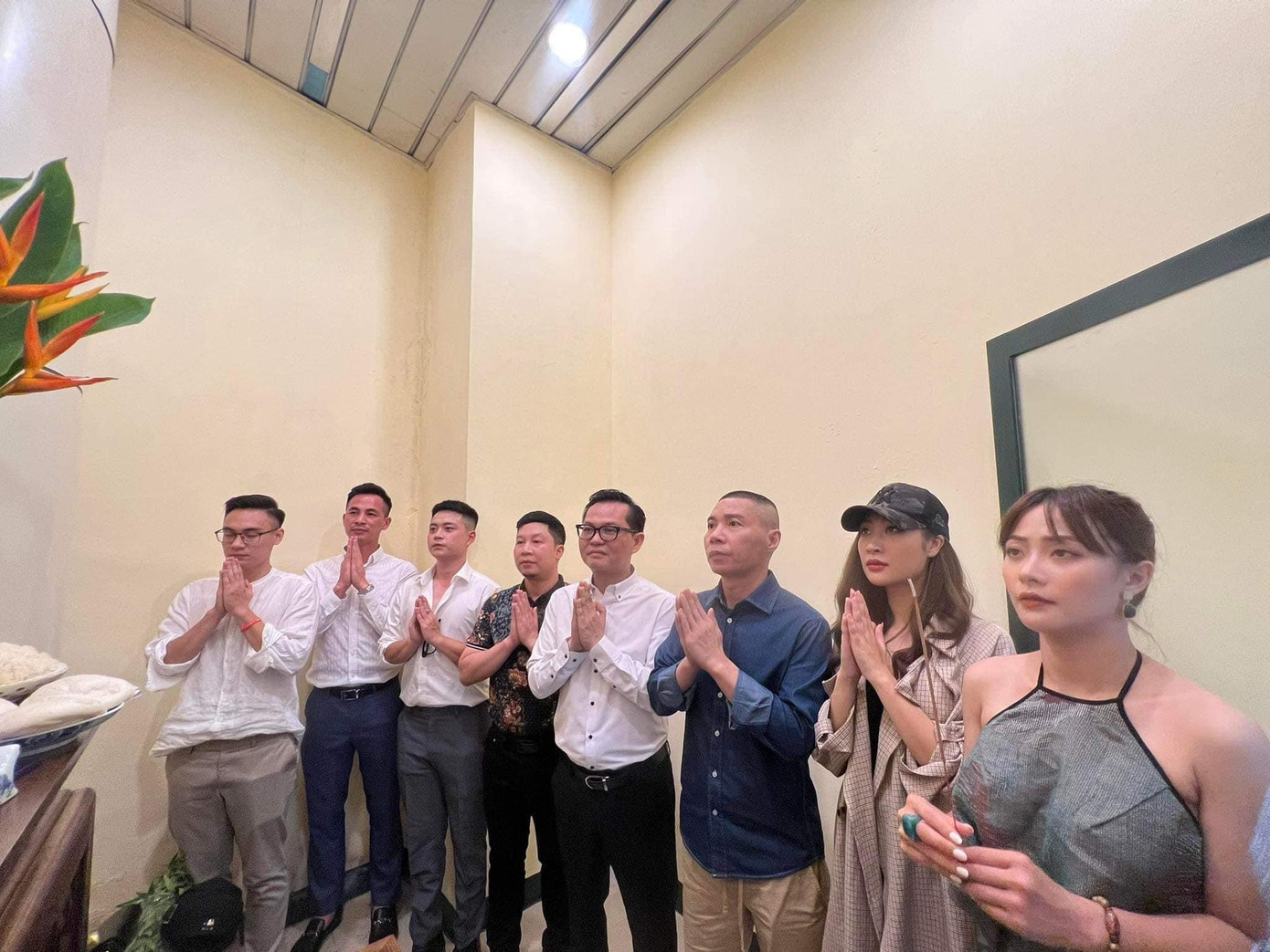 NSND Công Lý và các đồng nghiệp tại Nhà hát Kịch Hà Nội trong ngày giỗ tổ nghề sân khấu. NSND Công Lý và các đồng nghiệp tại Nhà hát Kịch Hà Nội trong ngày giỗ tổ nghề sân khấu.