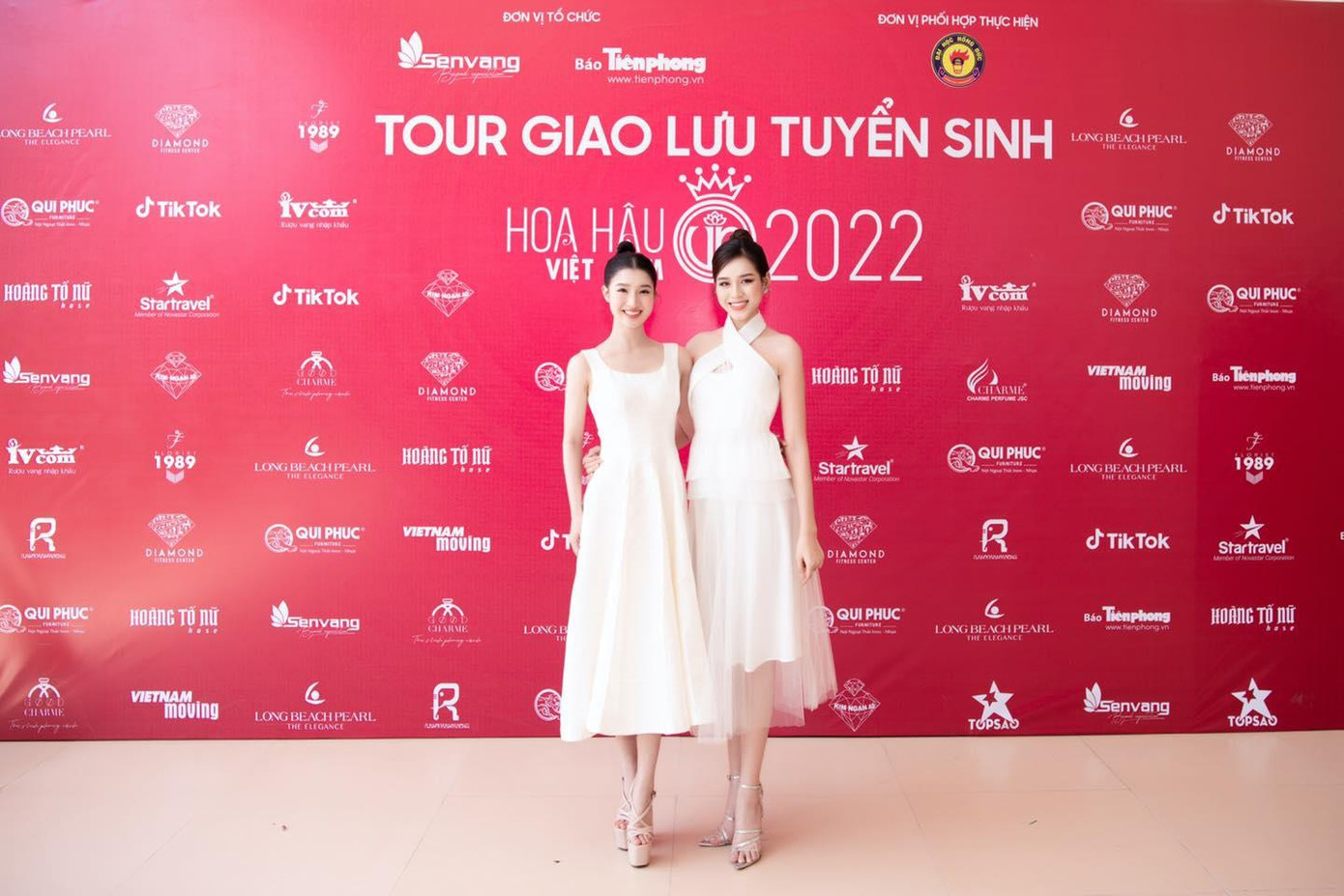 Hai nàng hậu xứ Thanh cùng diện trang phục màu trắng trong trẻo.