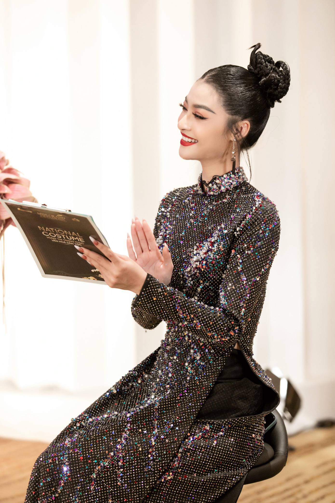 Á hậu Lona Kiều Loan, Á hậu Ngọc Thảo đảm nhận vai trò khách mời bình luận.