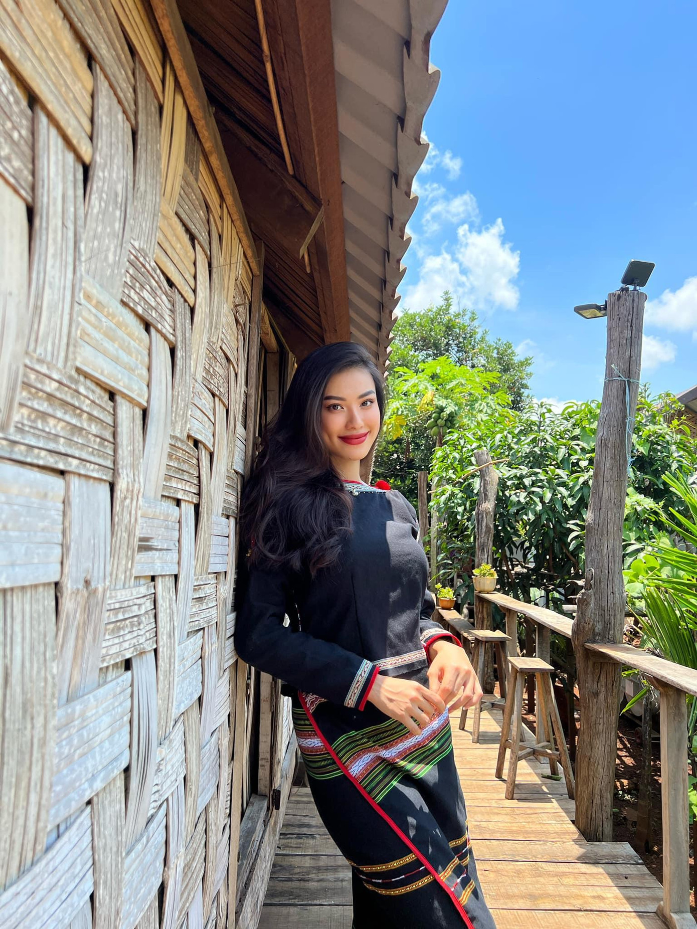 Á hậu Kim Duyên hoá thân thành cô gái Ê Đê dịu dàng.