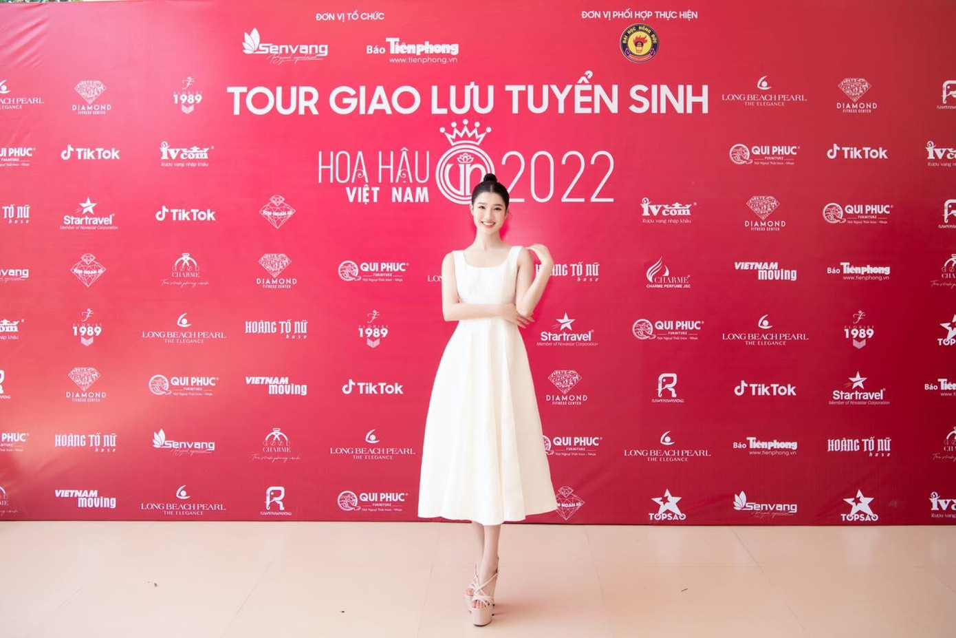 Nhan sắc xinh đẹp của Đỗ Thị Hà và Phương Nhi khiến fans trầm trồ.