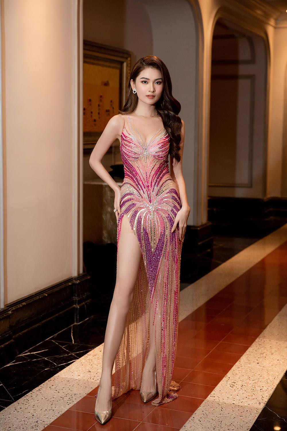 Mới đây, Á hậu Thùy Dung xuất hiện cực kỳ lộng lẫy và gợi cảm tại một sự kiện với vai trò MC.