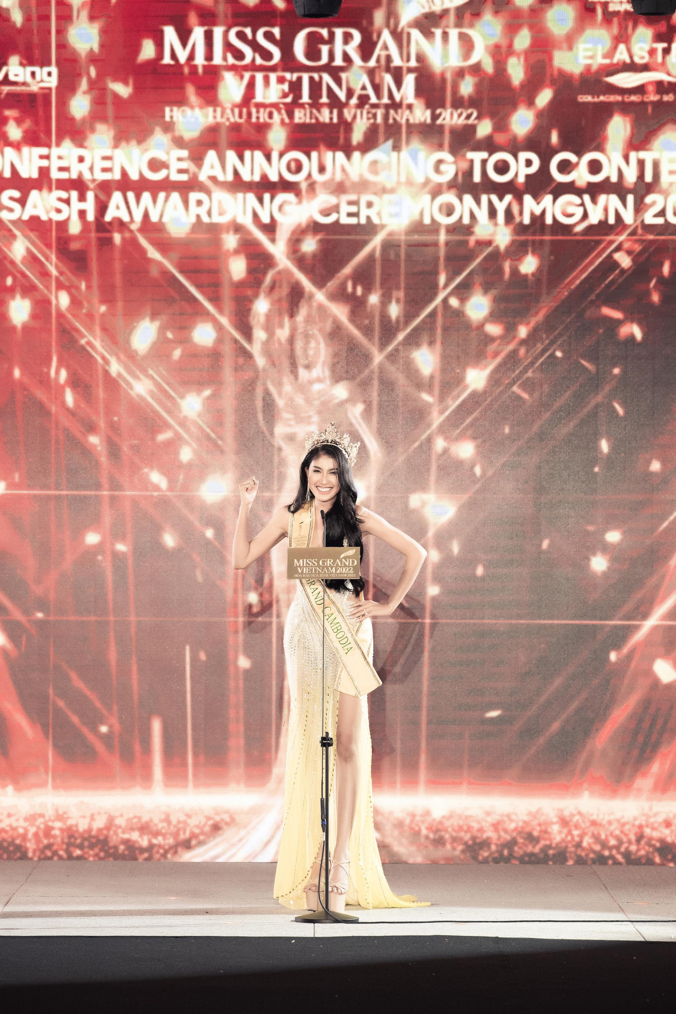 Liv Chivly - Miss Grand Cambodia 2020 tự tin trong màn giới thiệu tên trên sân khấu.