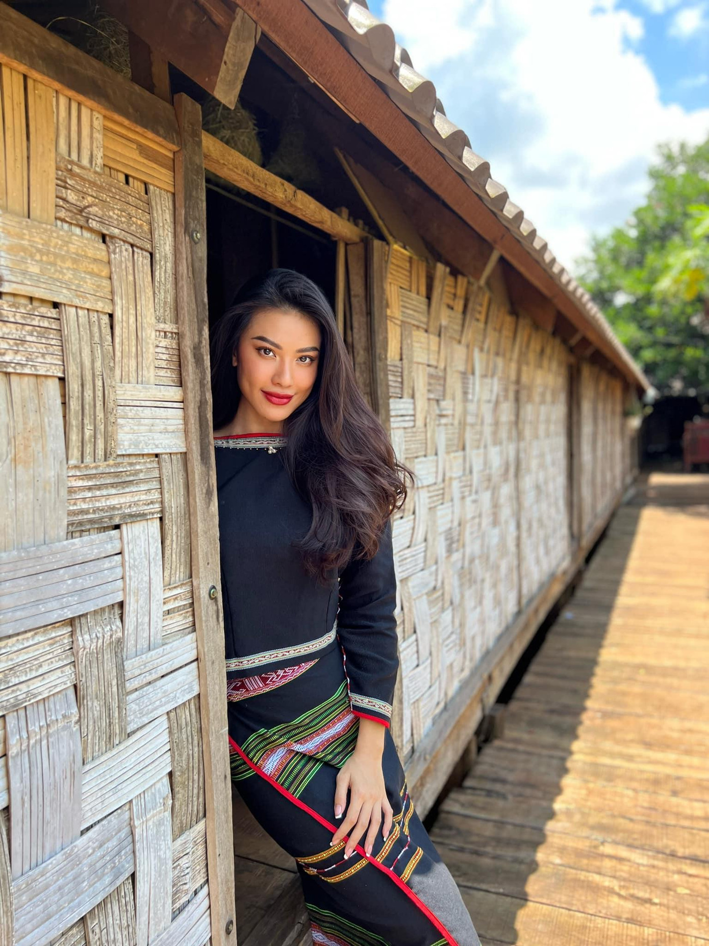 Á hậu 2 Hoa hậu Siêu quốc gia 2022 đang có chuyến về thăm nhà người chị thân thiết H'Hen Niê.