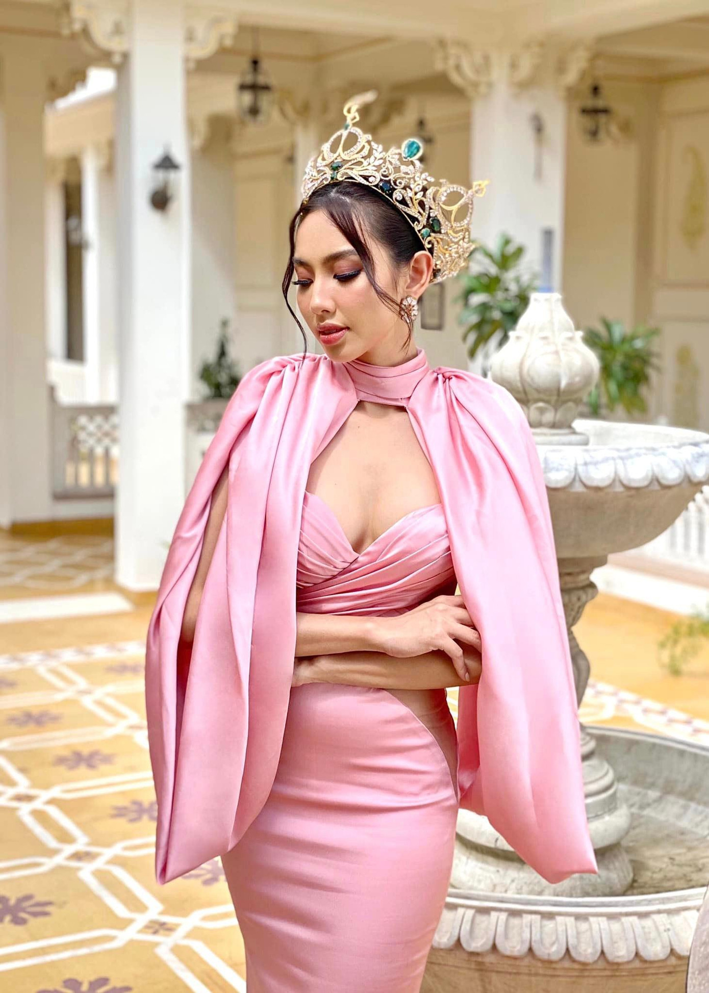 Thiết kế giúp Hoa hậu Hoà bình Quốc tế 2021 khoe khéo vòng 1 nóng bỏng.