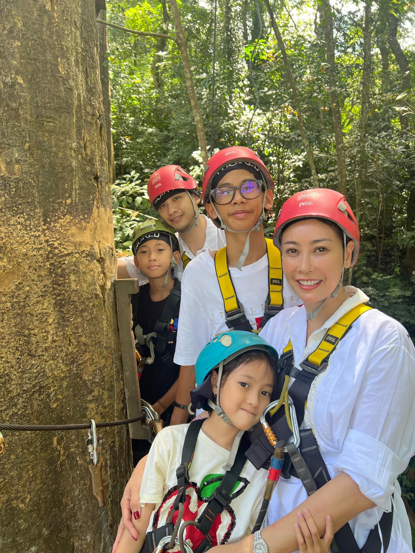 Hoa hậu Hà Kiều Anh và gia đình cùng đi rừng trong ngày nghỉ lễ 2/9.