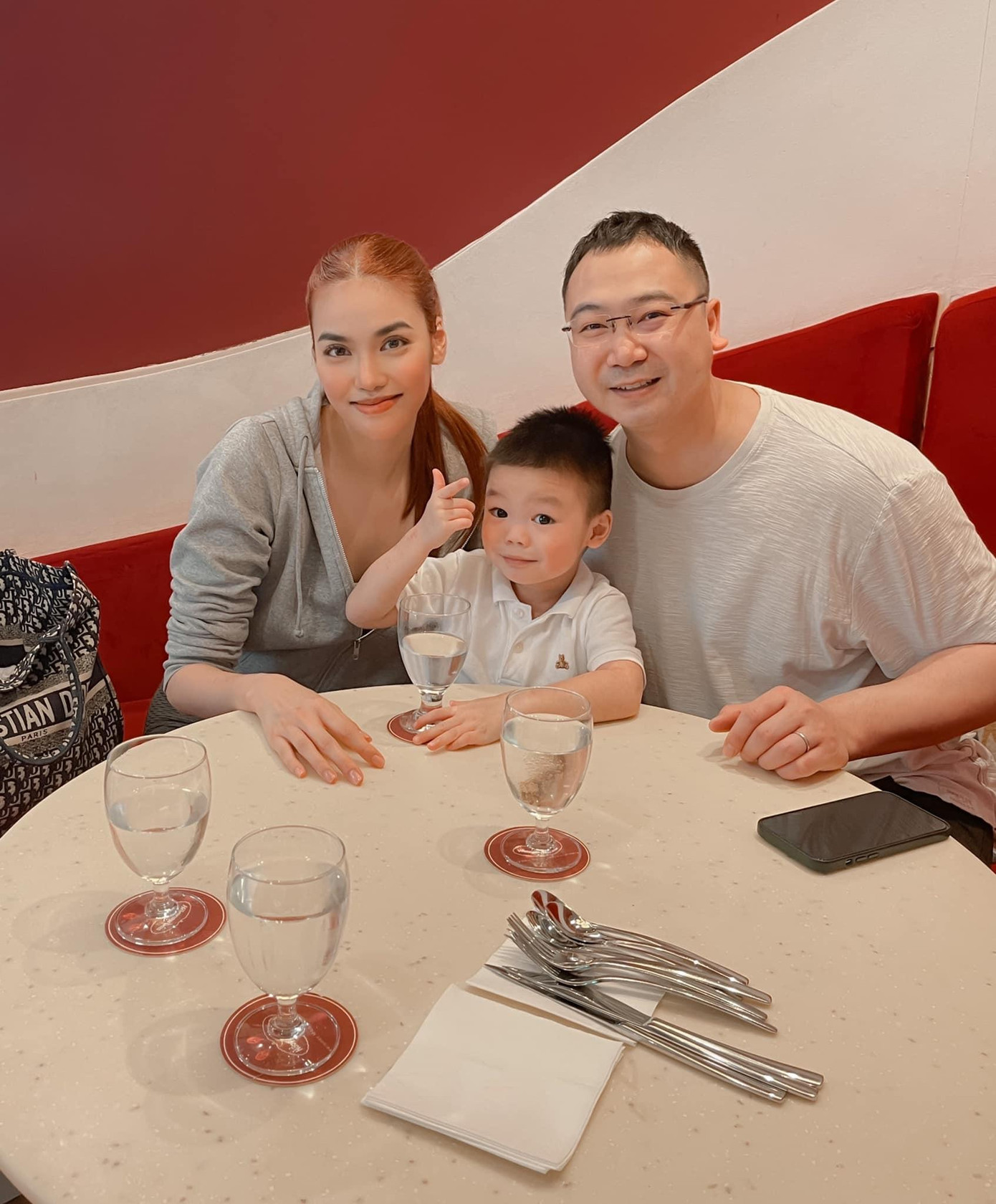 Hoa khôi Lan Khuê quây quần bên ông xã và cậu quý tử trong ngày lễ Quốc khánh. Hoa khôi Lan Khuê quây quần bên ông xã và cậu quý tử trong ngày lễ Quốc khánh.