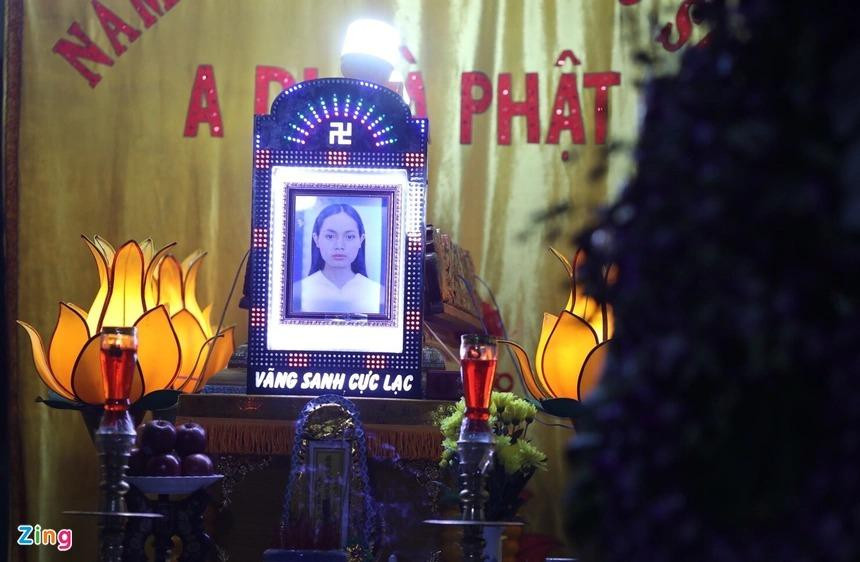 Bạn bè và người thân đau buồn khi Kim Sang mất lúc tuổi còn quá trẻ và nhiều dang dở. Ảnh: Quỳnh Danh. Bạn bè và người thân đau buồn khi Kim Sang mất lúc tuổi còn quá trẻ và nhiều dang dở. Ảnh: Quỳnh Danh.