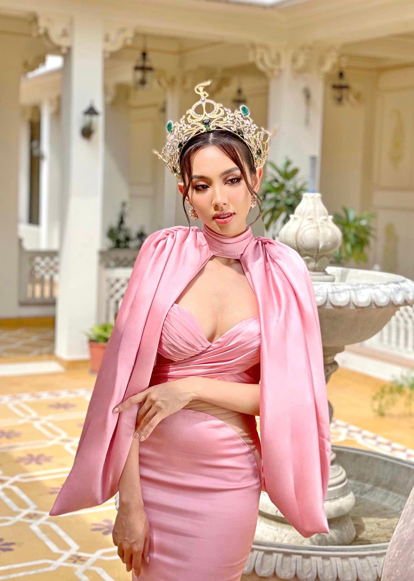 Hoa hậu Thuỳ Tiên diện bộ váy lụa màu hồng có kiểu dáng cách điệu lạ mắt với những đường cut-out nóng bỏng khi tham dự đêm chung kết Glamanand Supermodel India 2022 tại Ấn Độ.