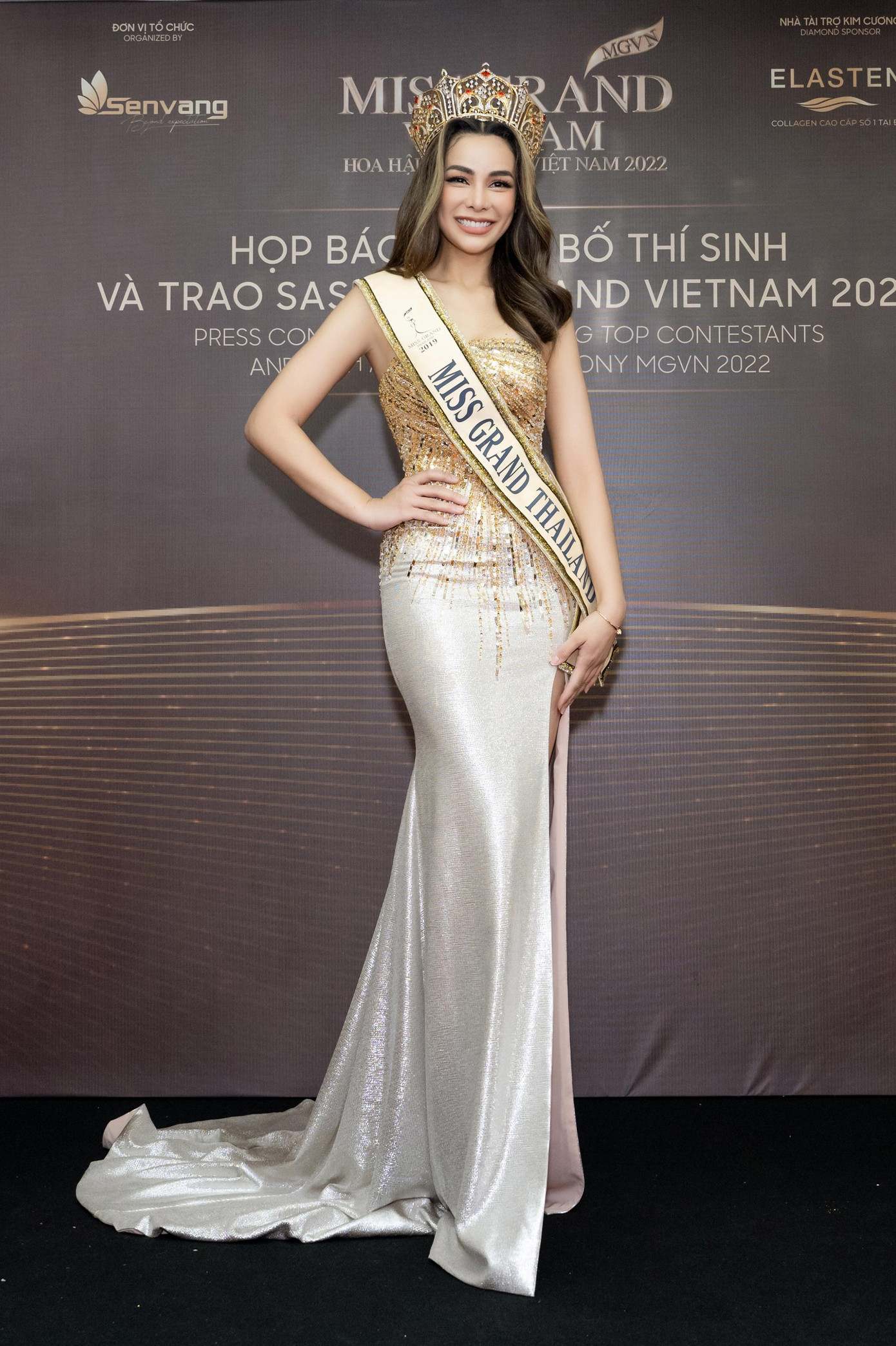 Arayha Suparurk (nghệ danh Coco) - Miss Grand Thailand 2019 xinh đẹp lộng lẫy trên thảm đỏ với bộ váy tông màu vàng gold. Coco là đại diện Thái Lan tại Miss Grand International 2019 và đã giành được ngôi vị Á hậu 2.