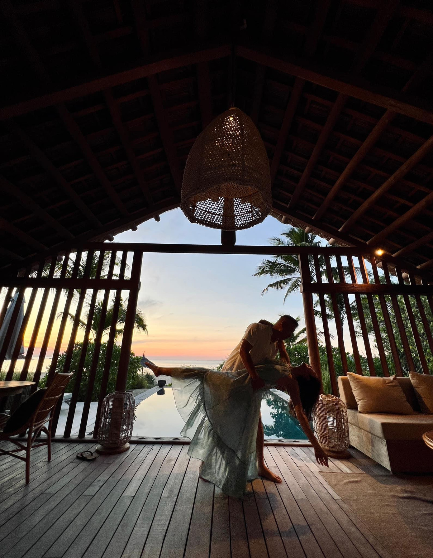 Những khoảnh khắc lãng mạn của vợ chồng Jennifer Phạm khiến fans trầm trồ.