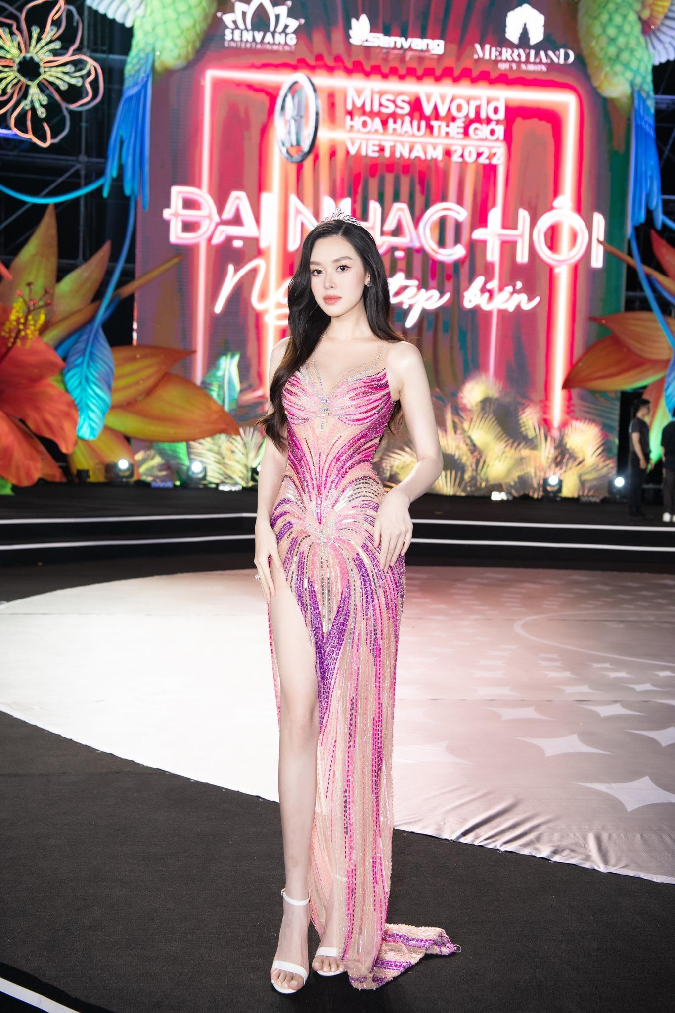 Thiết kế tôn lên sắc vóc nóng bỏng và hoàn hảo của 'gái một con'.