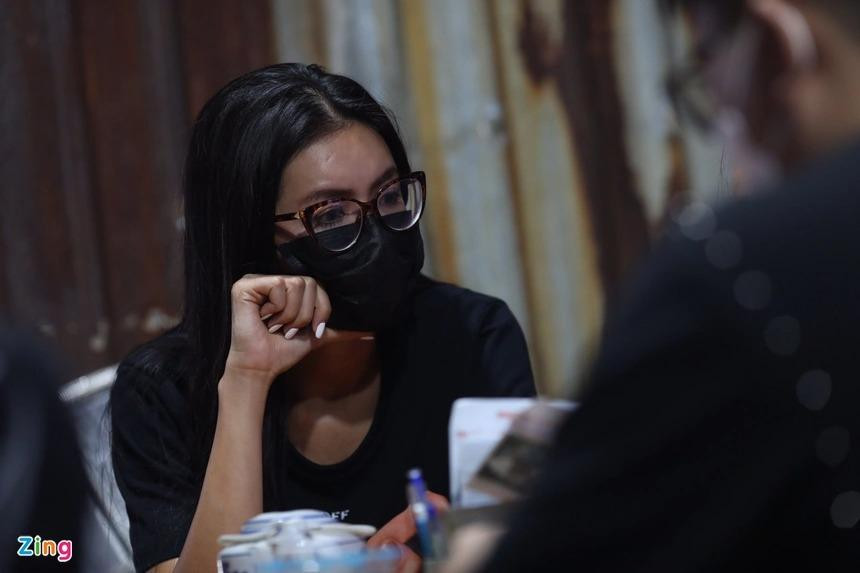 Minh Tú đau buồn khi tiễn người học trò thân thiết. Ảnh: Quỳnh Danh. Minh Tú đau buồn khi tiễn người học trò thân thiết. Ảnh: Quỳnh Danh.