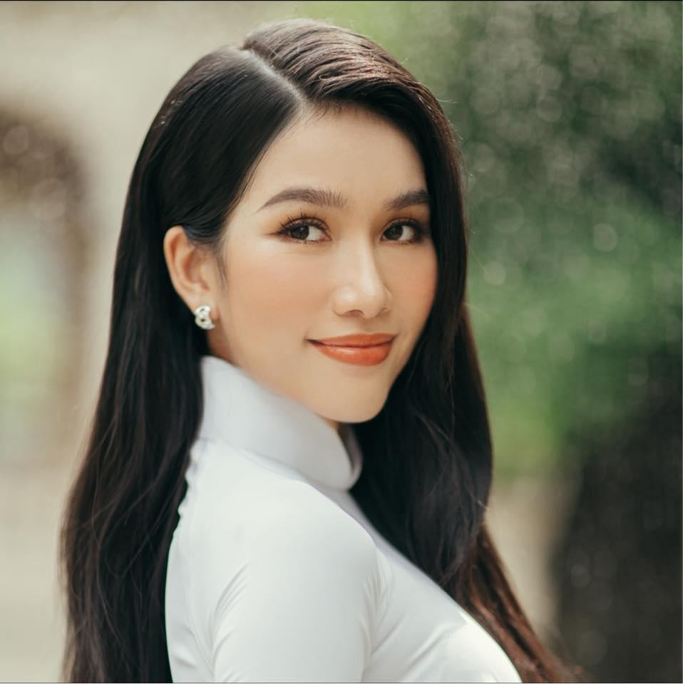 Á hậu Phương Anh dịu dàng, nền nã khi mặc áo dài trắng tựa nữ sinh.
