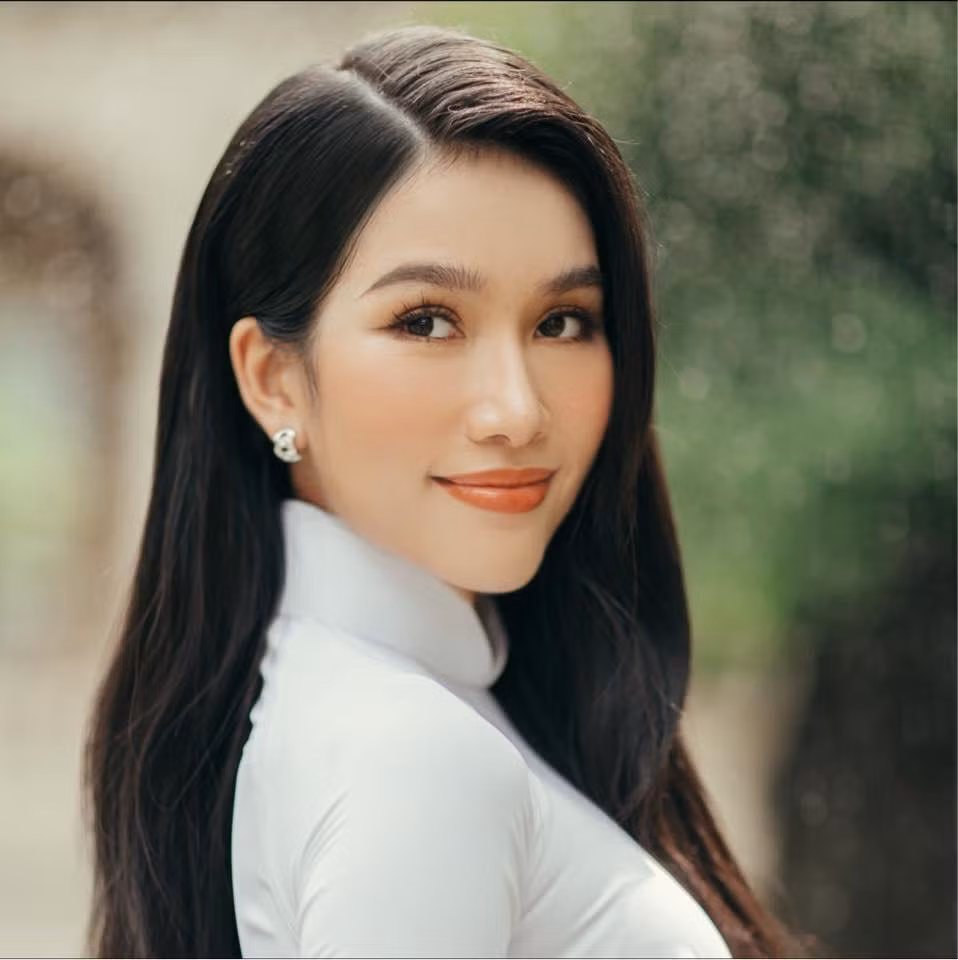 Á hậu Phương Anh dịu dàng, nền nã khi mặc áo dài trắng tựa nữ sinh.