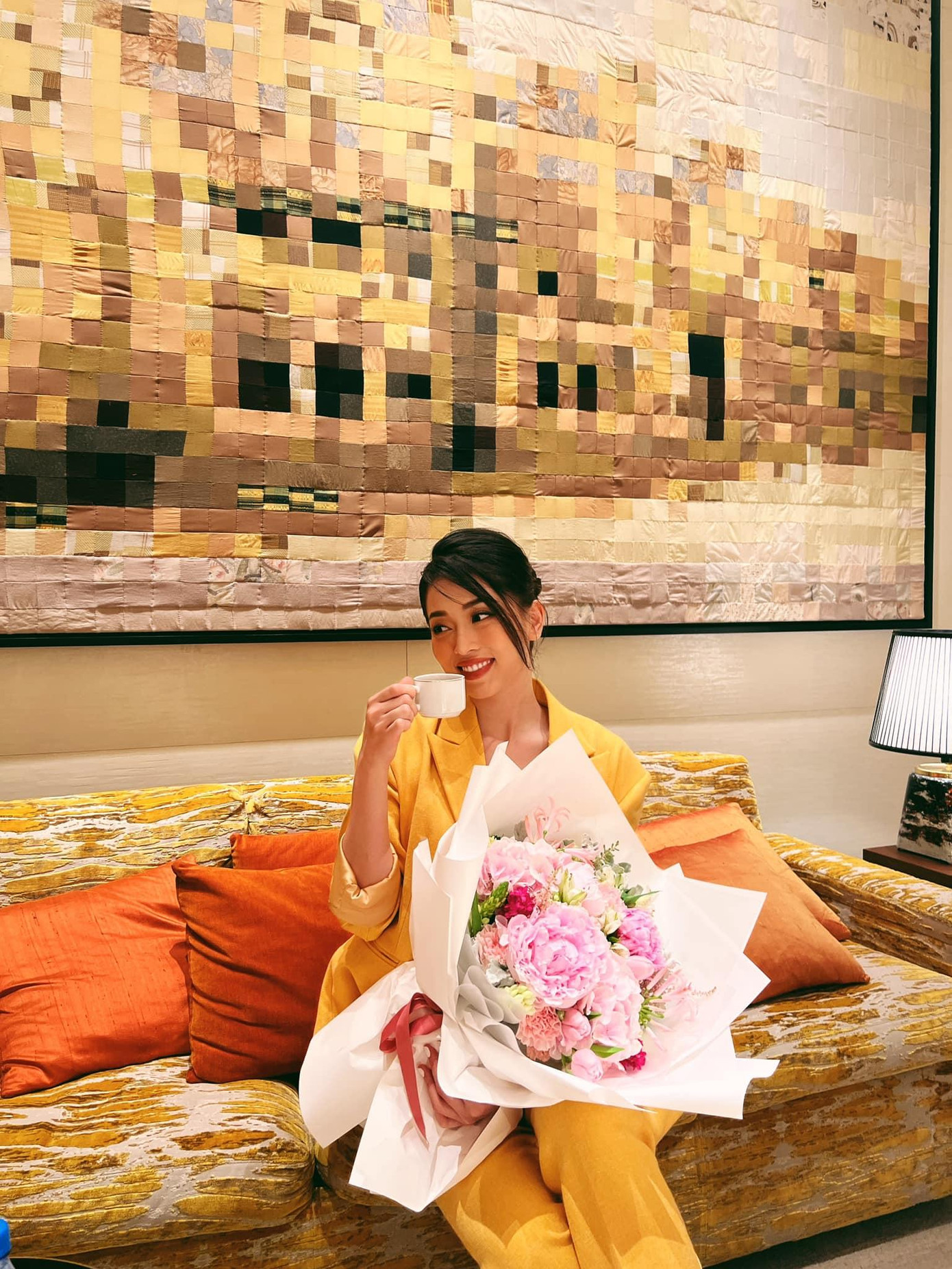 Á hậu Phương Nga xinh đẹp, lộng lẫy với bộ suit màu vàng.