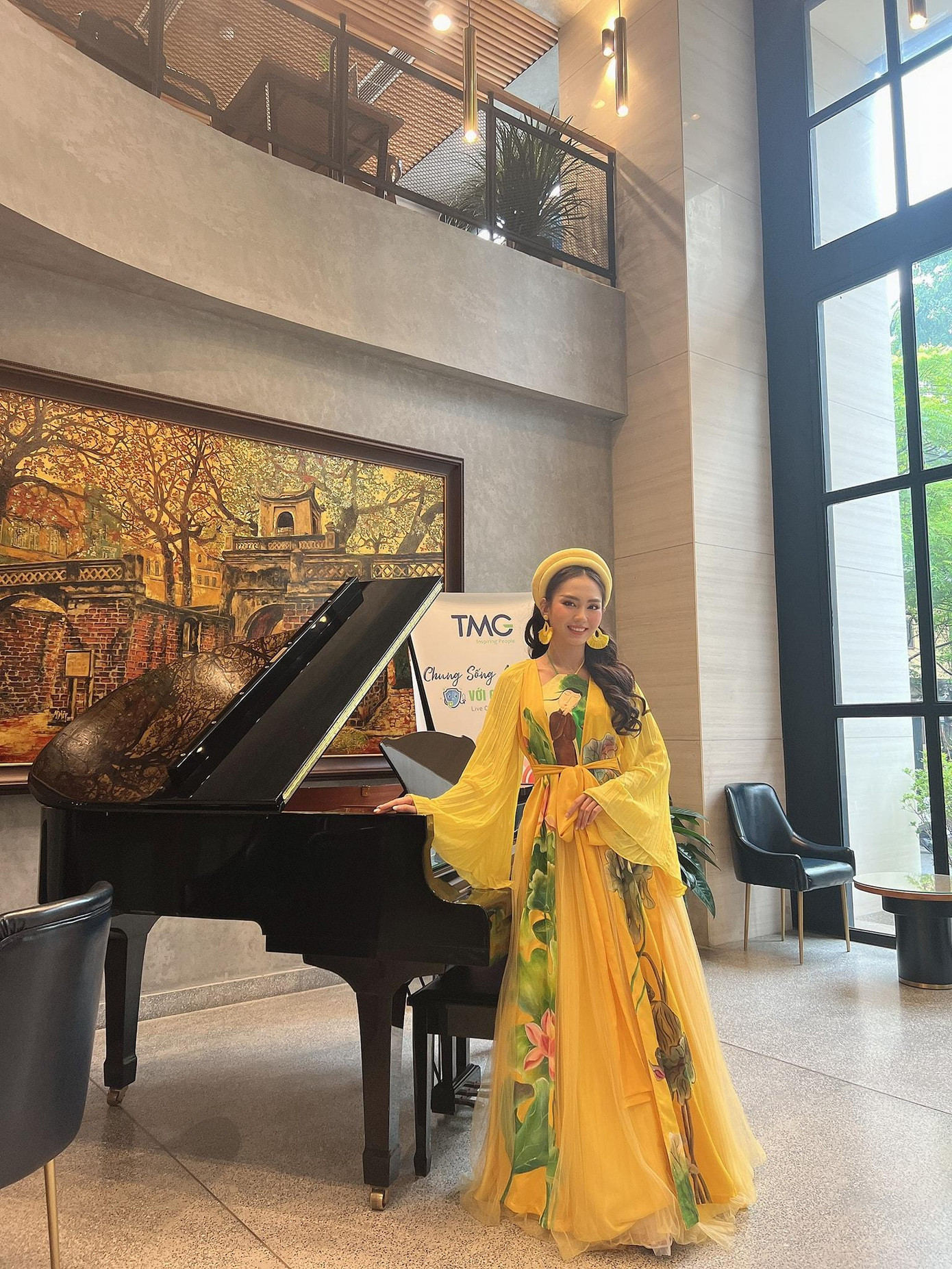 Hoa hậu Mai Phương hoá chị Hằng xinh đẹp, yêu kiều khi đi từ thiện dịp Trung thu.