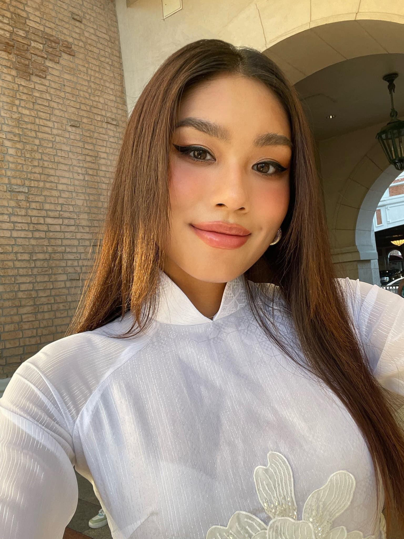 Á hậu Thảo Nhi Lê diện áo dài trắng nền nã ở Mỹ. Á hậu Thảo Nhi Lê diện áo dài trắng nền nã ở Mỹ.