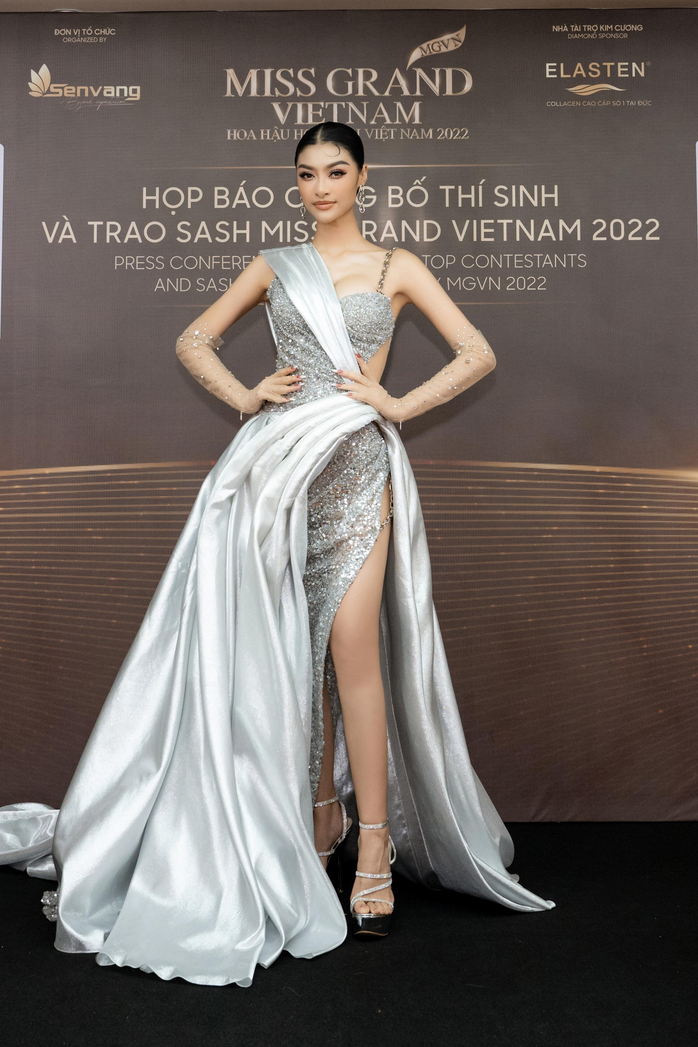 Á hậu Kiều Loan xuất hiện lộng lẫy trên thảm đỏ với bộ cánh màu bạc.