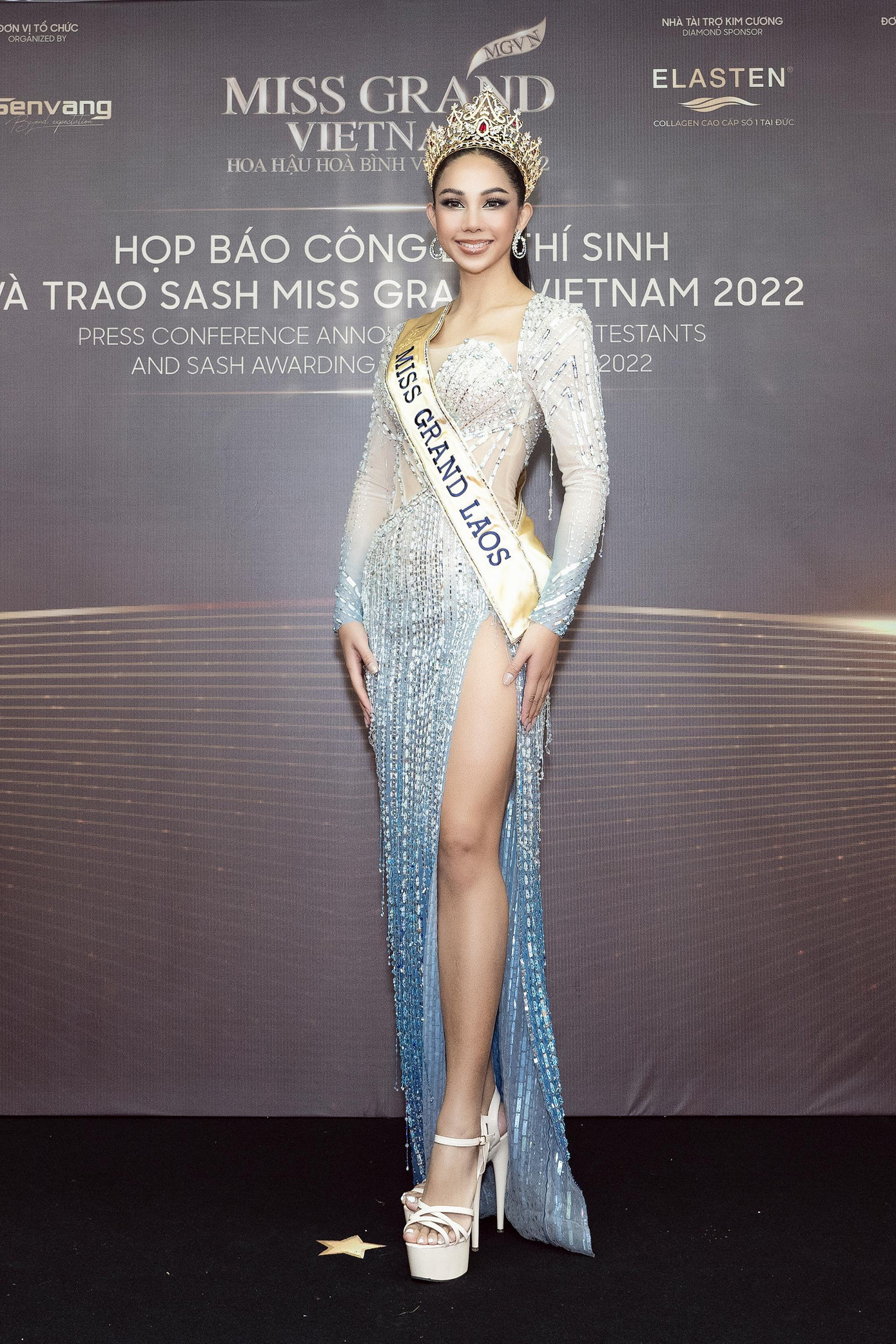 Vongkhamxao Phoutsavanh (nghệ danh Dina) - Miss Grand Laos 2022 diện váy xẻ đùi quyến rũ trên thảm đỏ. Cô sẽ đại diện Lào tham dự cuộc thi Miss Grand Indonesia vào tháng 10 tới tại Indonesia.
