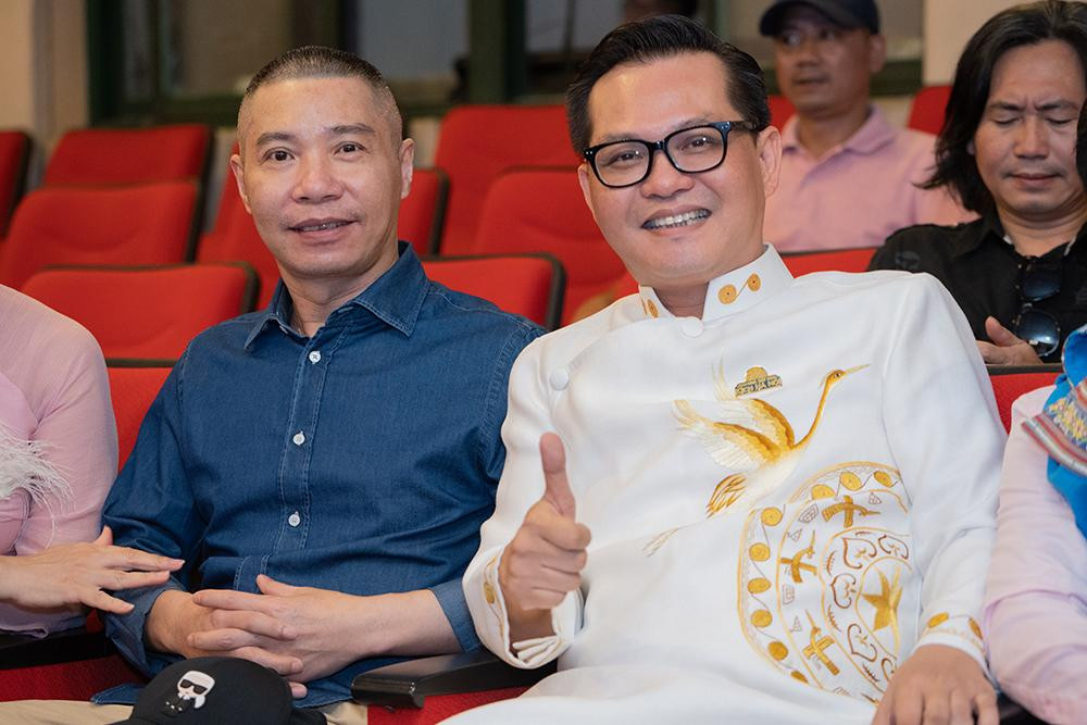 NSND Công Lý vui mừng khi hội ngộ các đồng nghiệp. NSND Công Lý vui mừng khi hội ngộ các đồng nghiệp.