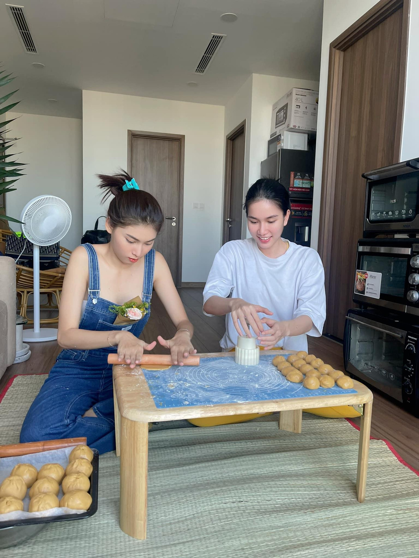 Á hậu Phương Anh và Ngọc Thảo rủ nhau cùng làm bánh trung thu trong ngày nghỉ lễ 2/9.