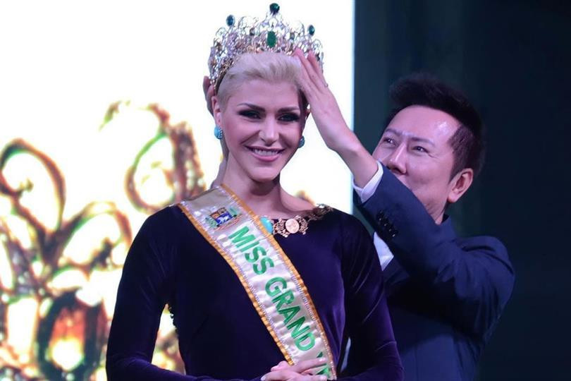 Sabrina Deraneck là người được chính Mr. Nawat - chủ tịch của Miss Grand International trao vương miện trong đêm chung kết Miss Grand Venezuela 2022 mới diễn ra.