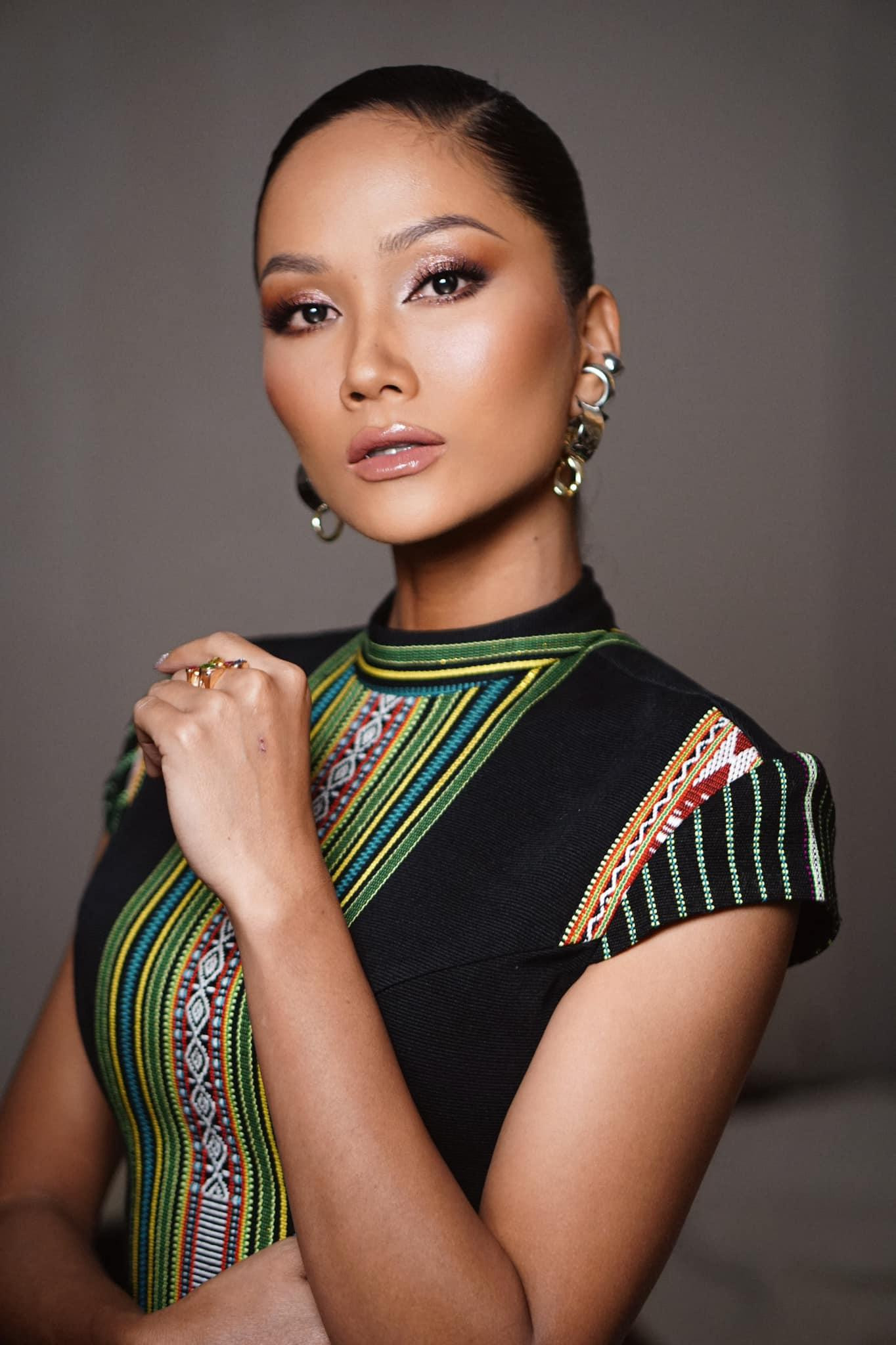 Hoa hậu H'Hen Niê nổi bật với trang phục hoạ tiết thổ cẩm.