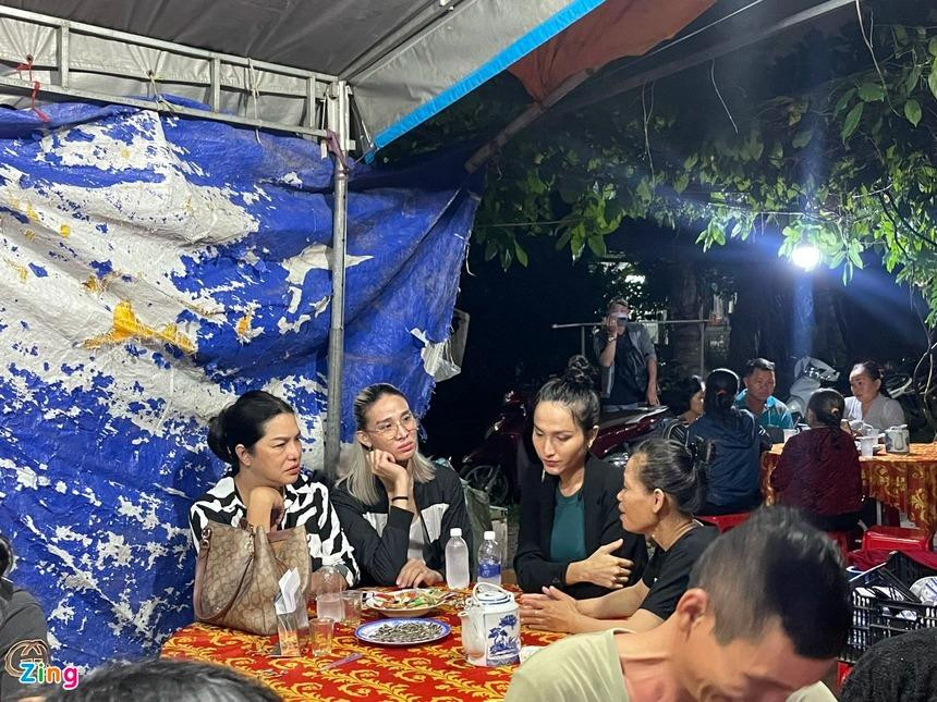 Đồng nghiệp đến viếng Kim Sang. Đồng nghiệp đến viếng Kim Sang.