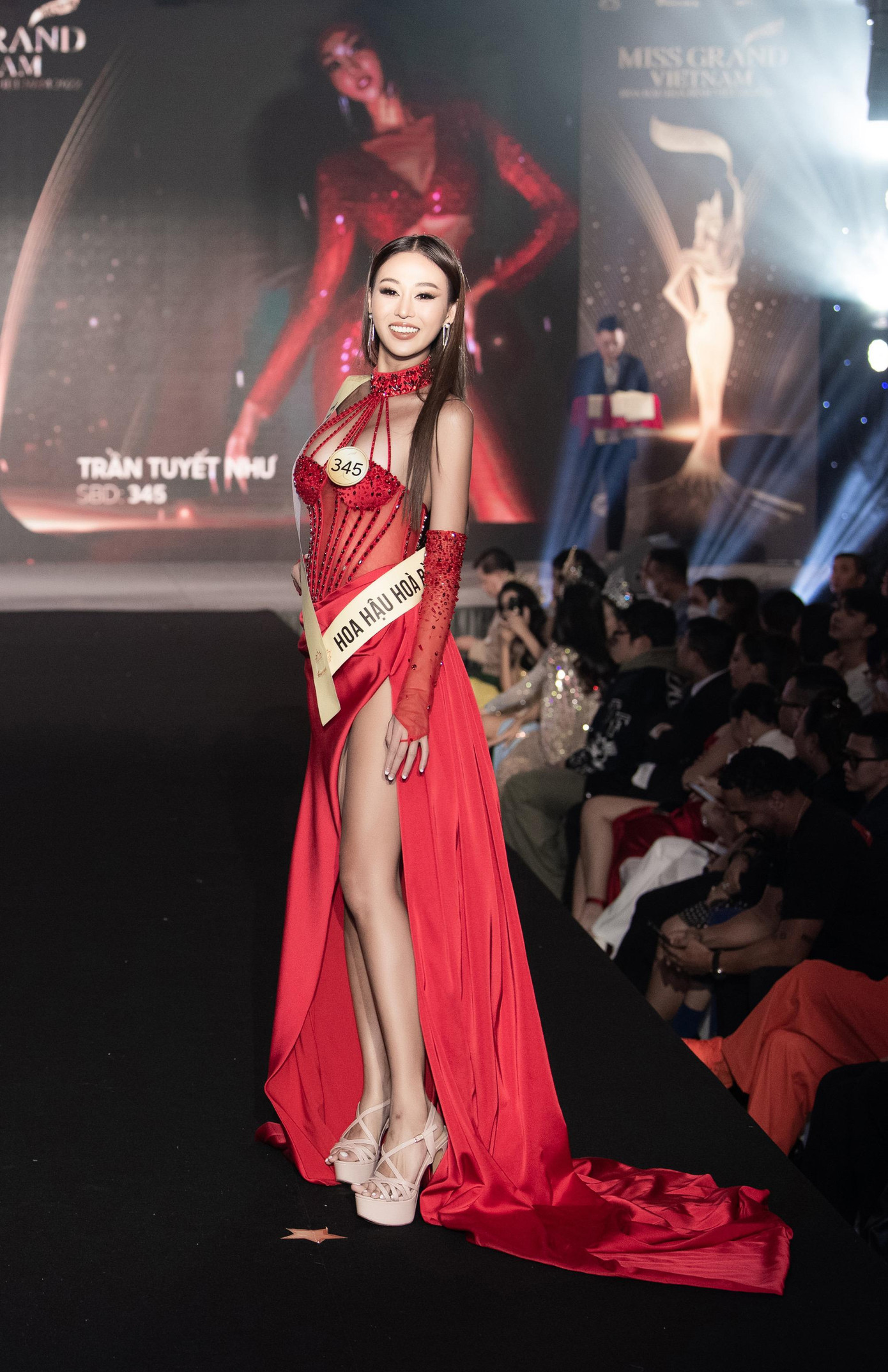 Người mẫu Tuyết Như với kinh nghiệm trình diễn và đào tạo catwalk cũng tỏa sáng trên sân khấu. Người mẫu Tuyết Như với kinh nghiệm trình diễn và đào tạo catwalk cũng tỏa sáng trên sân khấu.