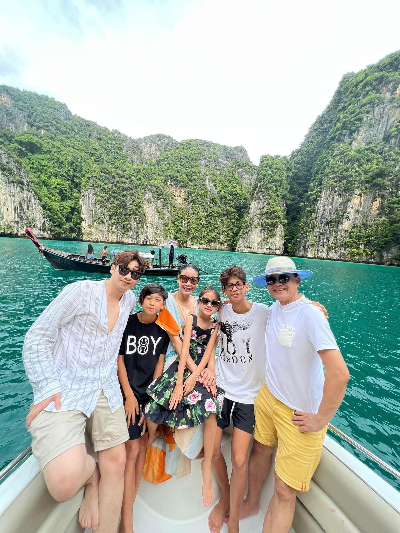 Đại gia đình Hoa hậu Hà Kiều Anh đón kỳ nghỉ lễ sôi động trên biển.