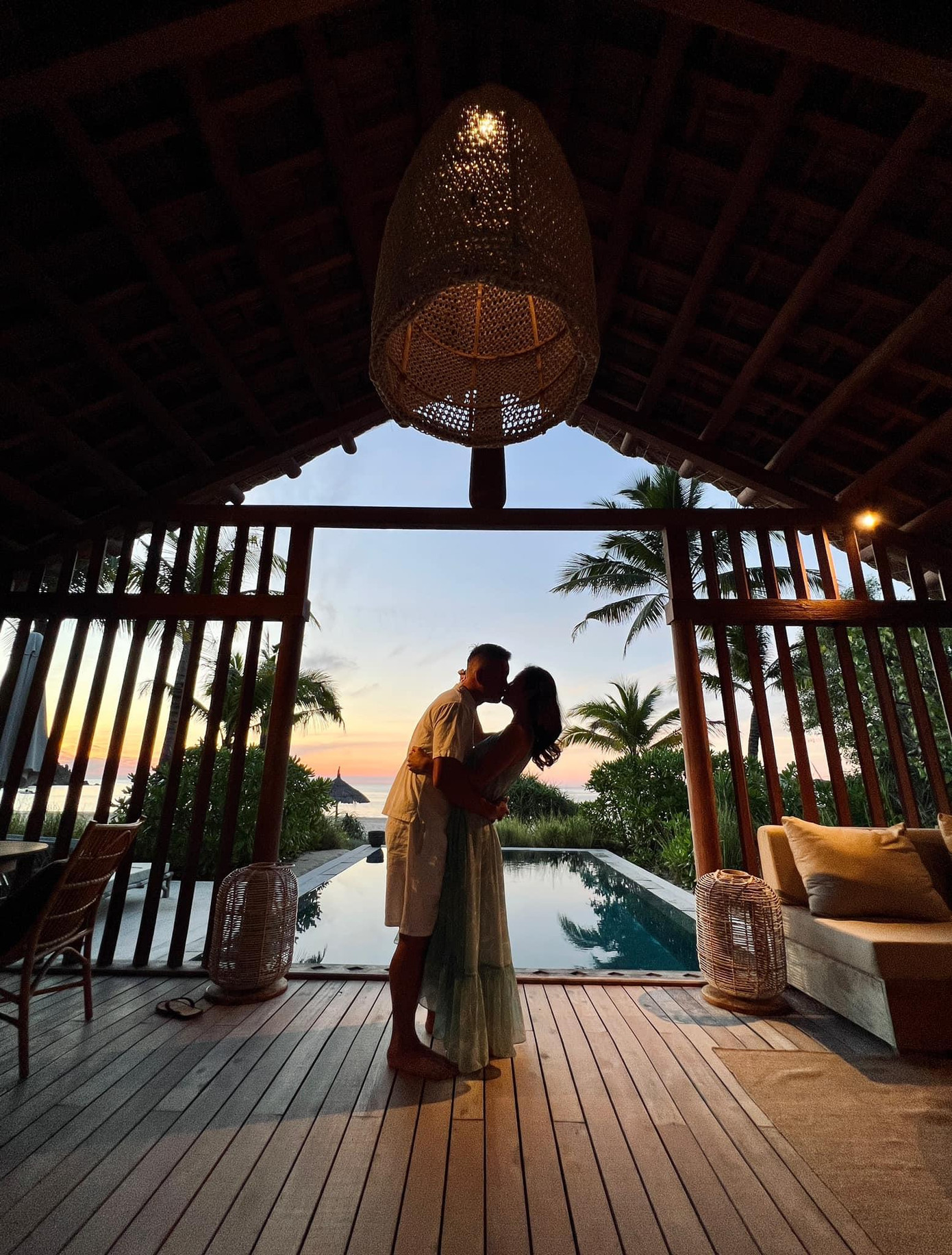 Hoa hậu Jennifer Phạm khoá môi ông xã tình tứ trong kỳ nghỉ lễ.