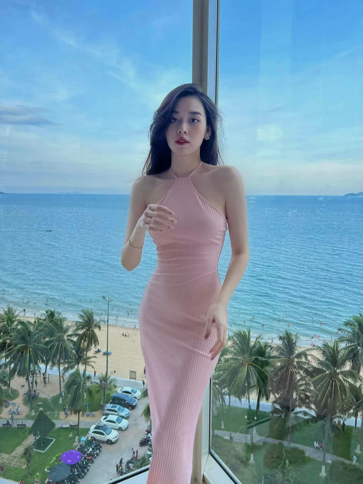 Á hậu Tường San diện váy bó sát khoe đường cong quyến rũ của 'gái một con'. Á hậu Tường San diện váy bó sát khoe đường cong quyến rũ của 'gái một con'.