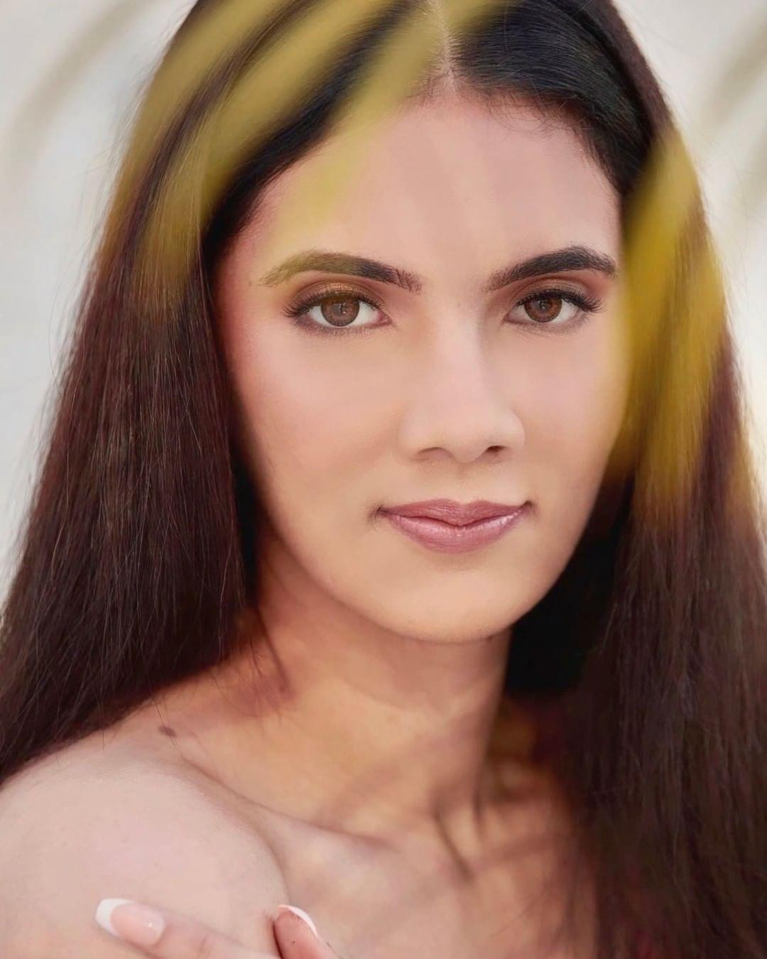 Tân Hoa hậu Hòa bình Ấn Độ năm nay 24 tuổi, sở hữu chiều cao 1m67 đến từ Hyderabad, bang Telangana, Ấn Độ.