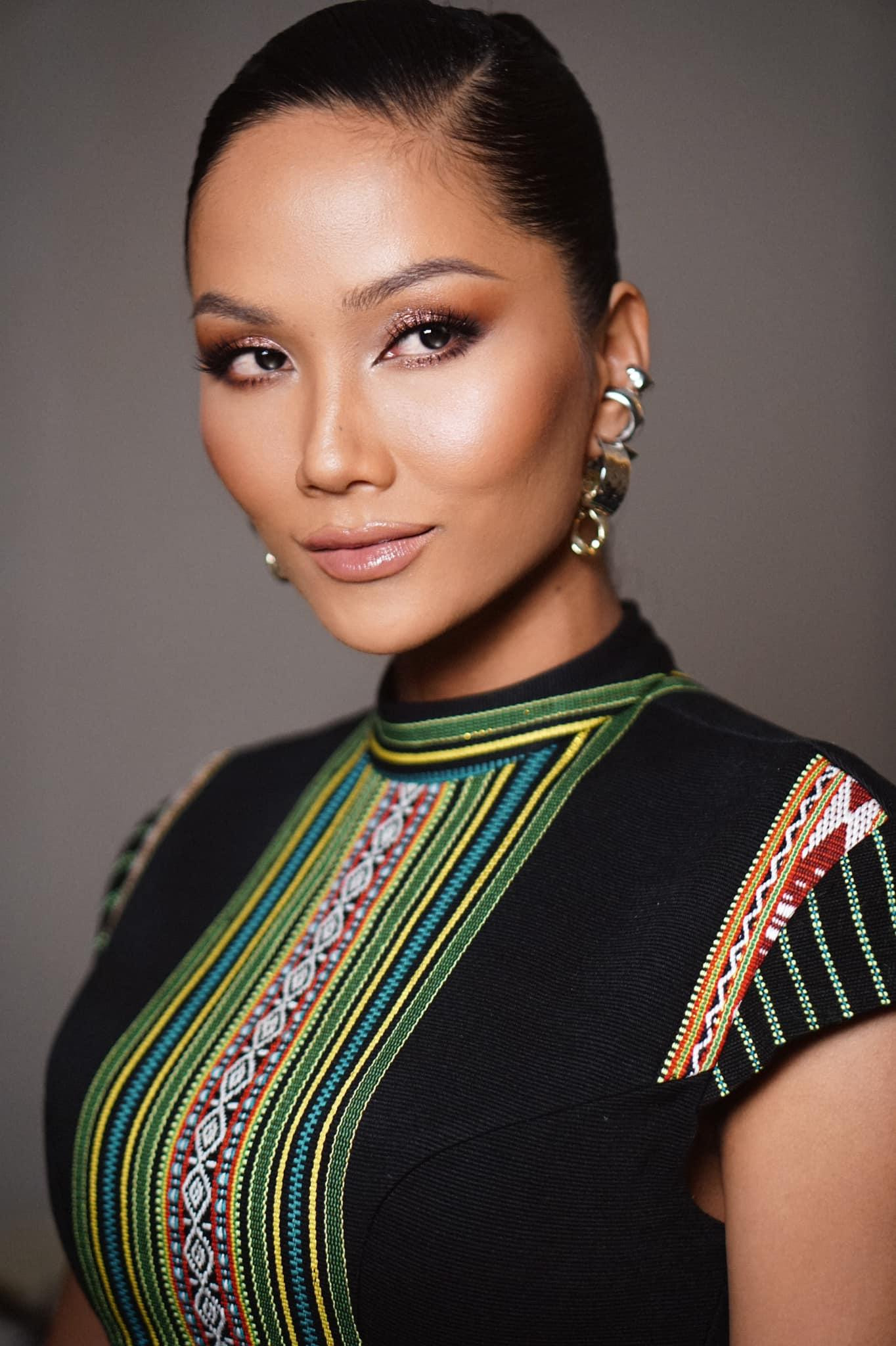 Người đẹp khoe thần thái kiêu sa với cách trang điểm nhẹ nhàng.