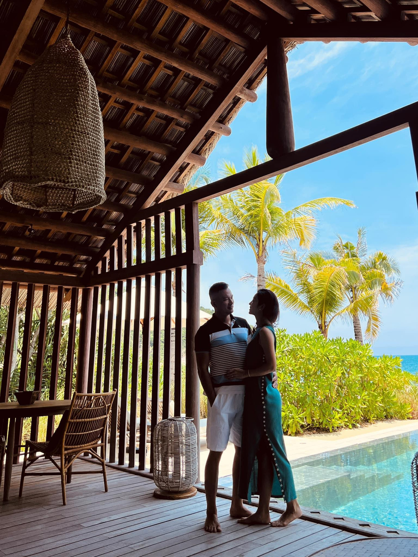 Hoa hậu Jennifer Phạm tình tứ bên ông xã trong kỳ nghỉ lễ. Hoa hậu Jennifer Phạm tình tứ bên ông xã trong kỳ nghỉ lễ.