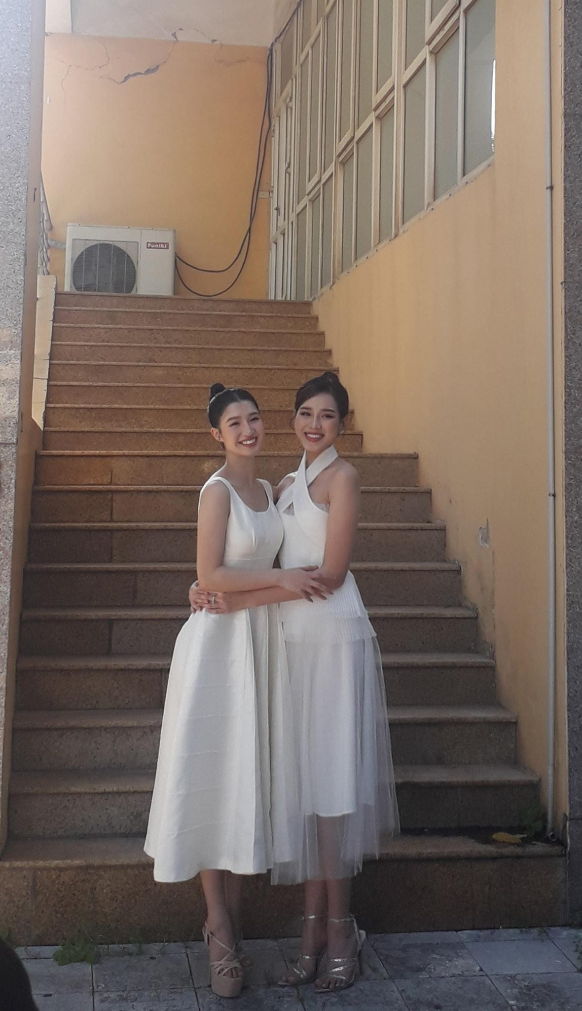 Hai nàng hậu vẫn rất xinh đẹp qua camera thường của 'team qua đường'.