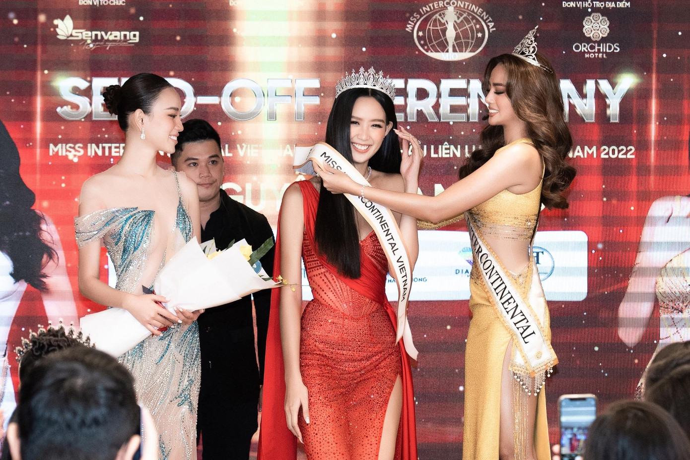 Tại buổi lễ, Bảo Ngọc đã chính thức được trao sash Miss Intercontinental Vietnam 2022 từ đương kim Hoa hậu Liên lục địa 2021 Cinderella Obenita.