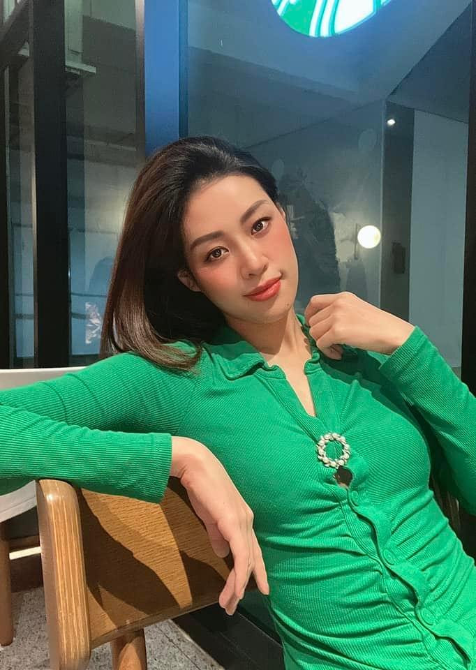 Hoa hậu Khánh Vân diện trang phục kín đáo nhưng vẫn xinh đẹp, duyên dáng. Hoa hậu Khánh Vân diện trang phục kín đáo nhưng vẫn xinh đẹp, duyên dáng.