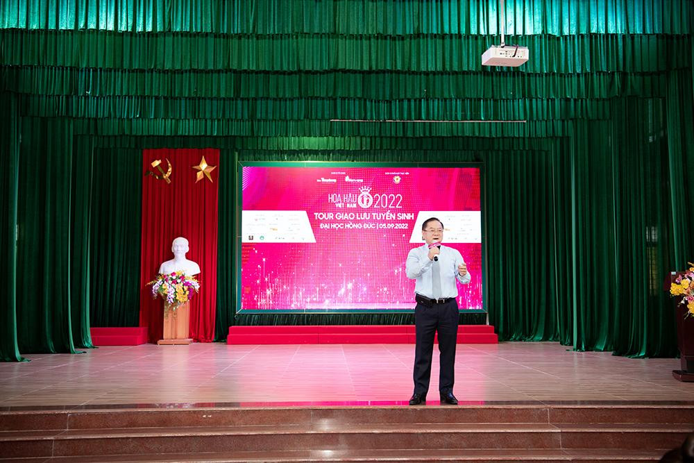 Nhà báo Lê Xuân Sơn chia sẻ trong buổi giao lưu tuyển sinh tại Trường Đại học Hồng Đức, Thanh Hóa.