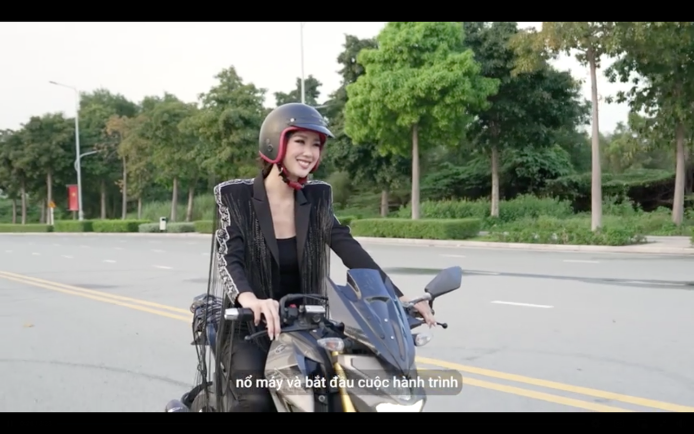 Á hậu Bảo Ngọc lái xe phân khối lớn cực 'ngầu'.