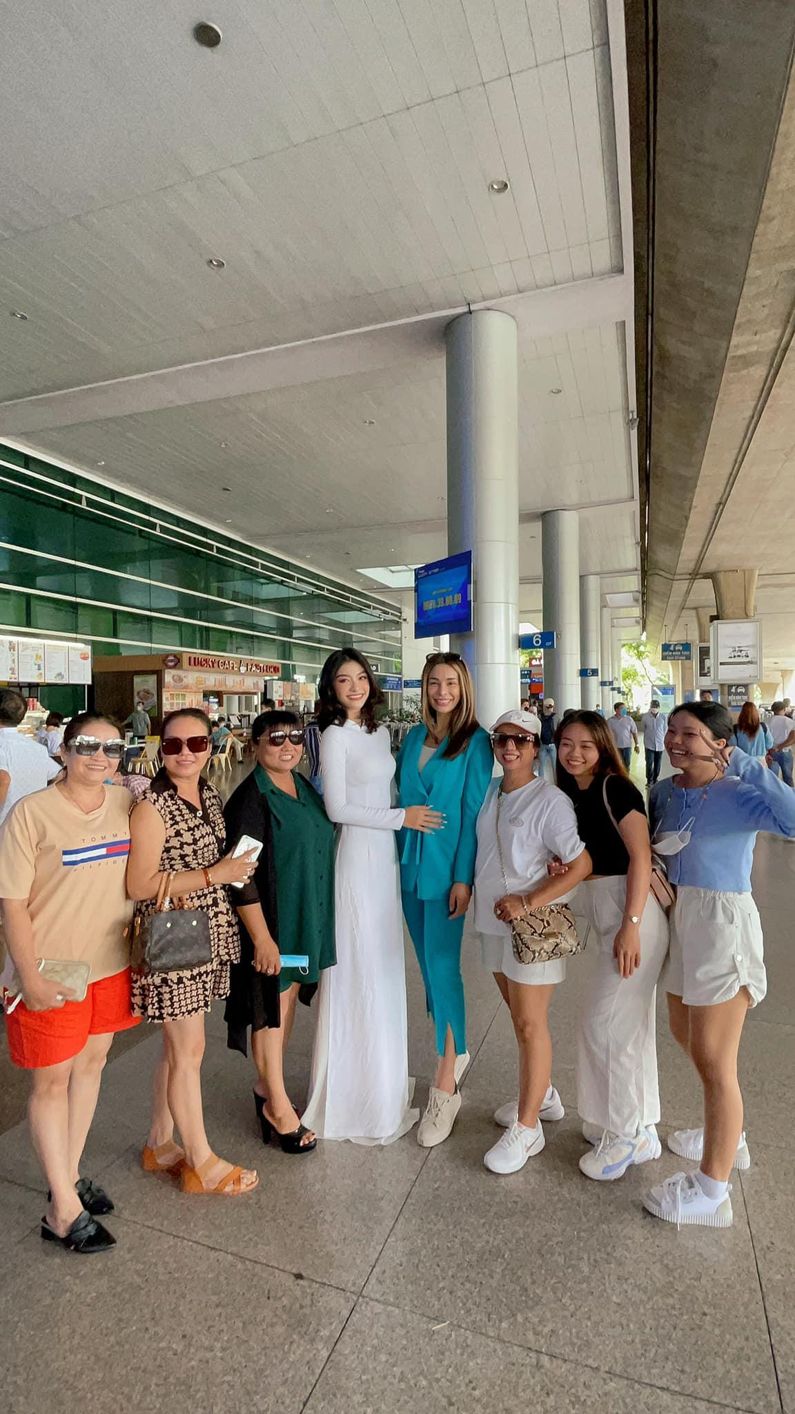 Á hậu Kiều Loan mặc áo dài trắng ra sân bay đón Arayha Suparurk (nghệ danh Coco) - Miss Grand Thailand 2019.