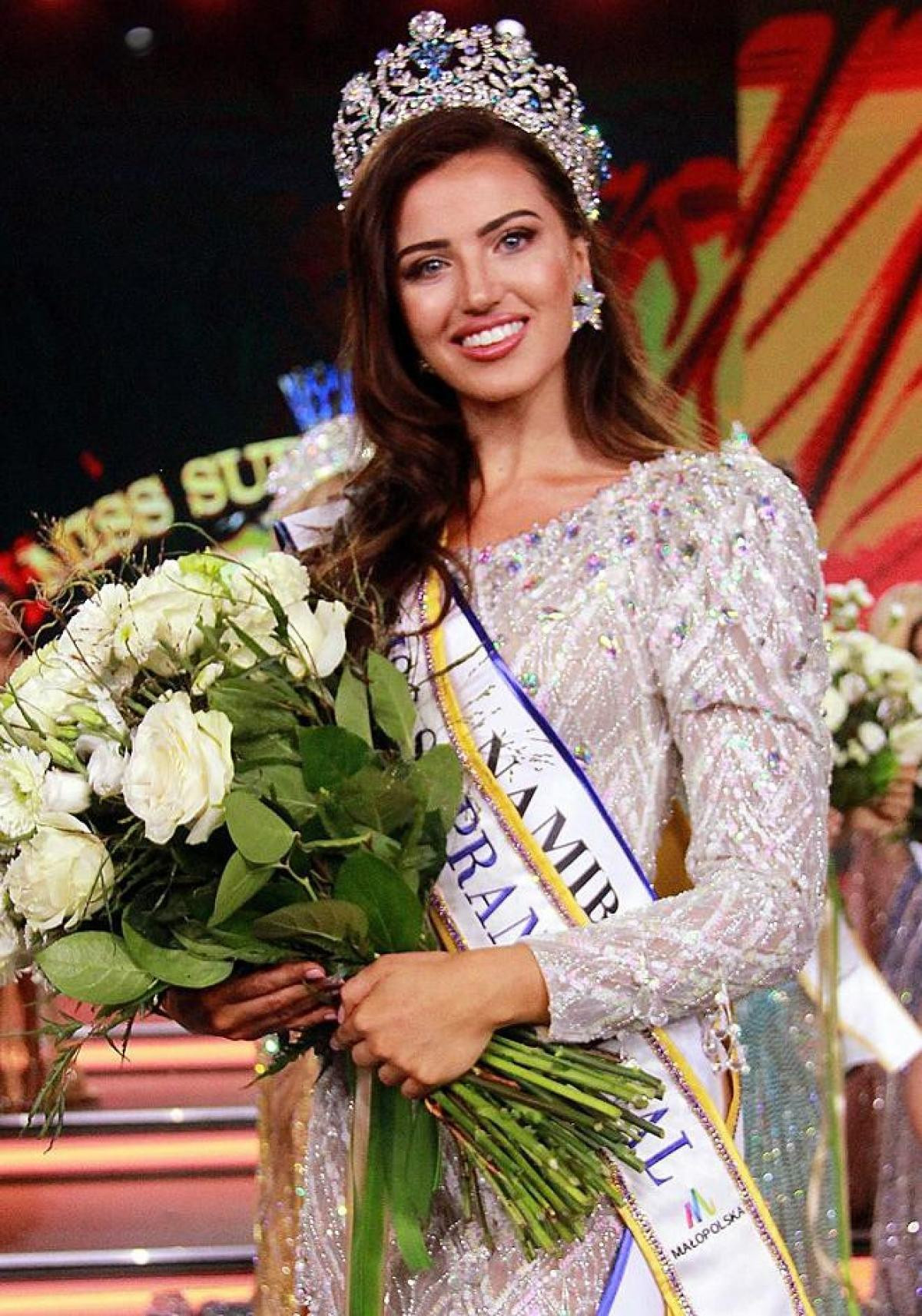 Chanique Rabe đến từ Namibia, đăng quang ngôi vị Hoa hậu Siêu quốc gia 2021. Cô đã lập nên lịch sử cho nhan sắc châu Phi khi trở thành người đẹp đầu tiên đến từ châu lục này đăng quang ngôi vị Miss Supranational.