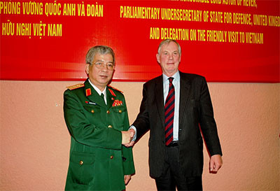 Thượng tướng Nguyễn Chí Vịnh và Huân tước Lord Astor chụp ảnh lưu niệm