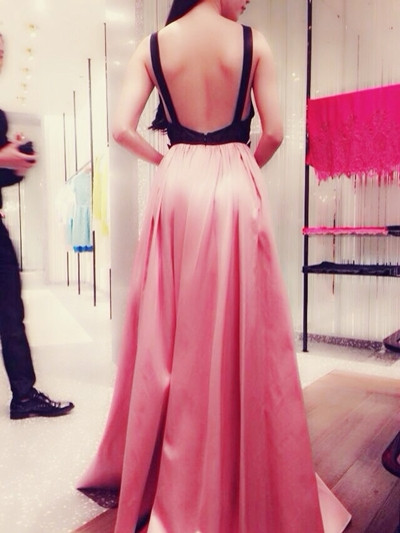 Bộ váy khai thác vẻ gợi cảm của Ngọc Trinh với thiết kế hở gần trọn lưng trần.. Bộ váy khai thác vẻ gợi cảm của Ngọc Trinh với thiết kế hở gần trọn lưng trần.