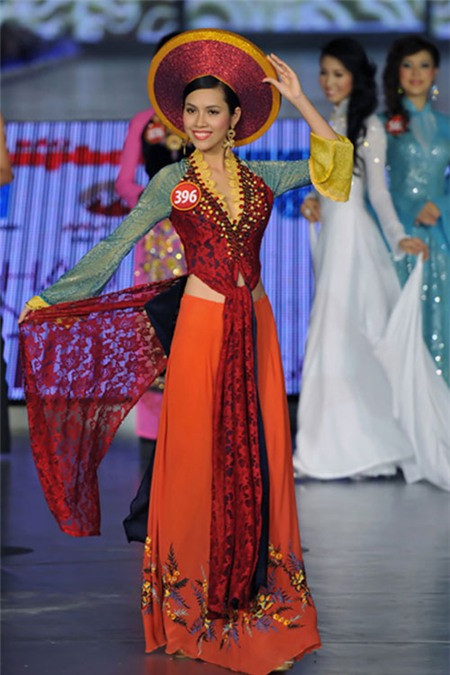 Á hậu Hoàng My sexy với áo tứ thân trong một cuộc thi mang tầm cỡ thế giới